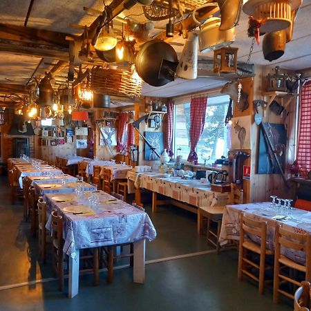 ホテル Montlo Relais Des Cerfs Cubieres エクステリア 写真